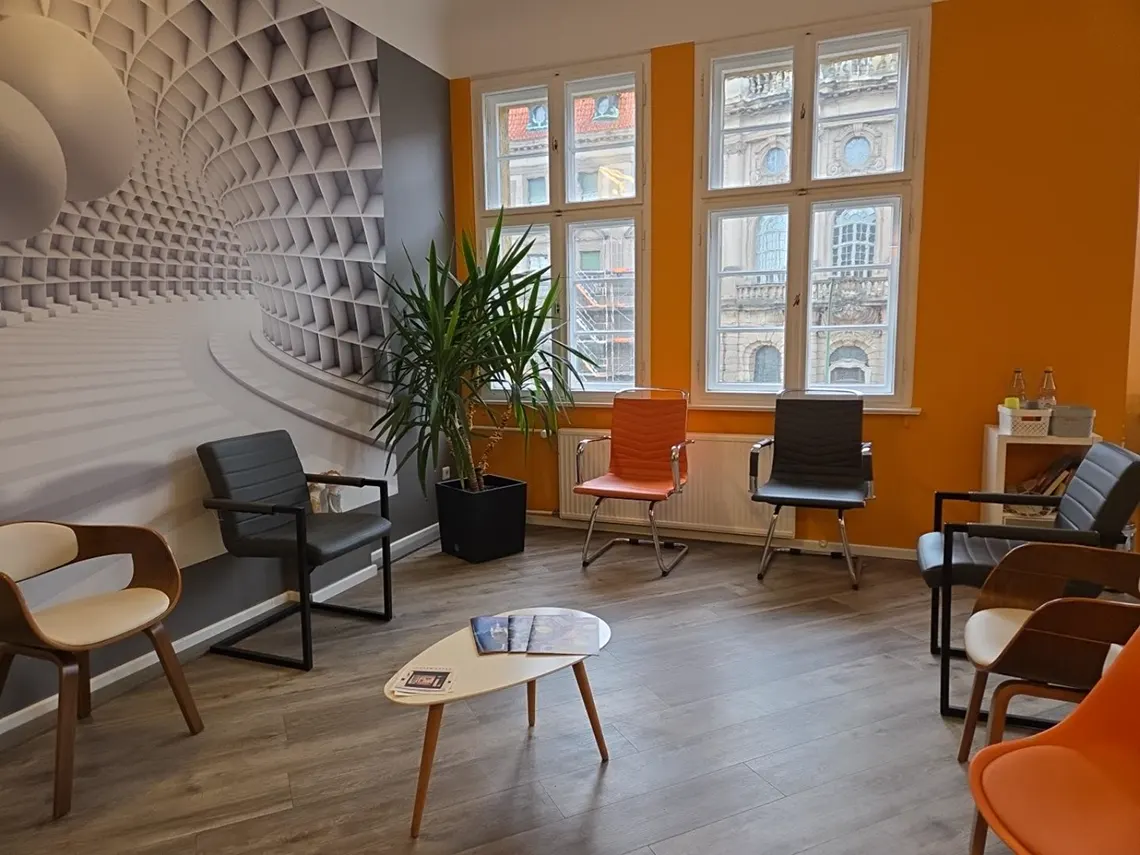 Moderne Besprechungsräume mit stylischen Stühlen und einer kreativen Wandgestaltung fördern den Austausch und die Zusammenarbeit.